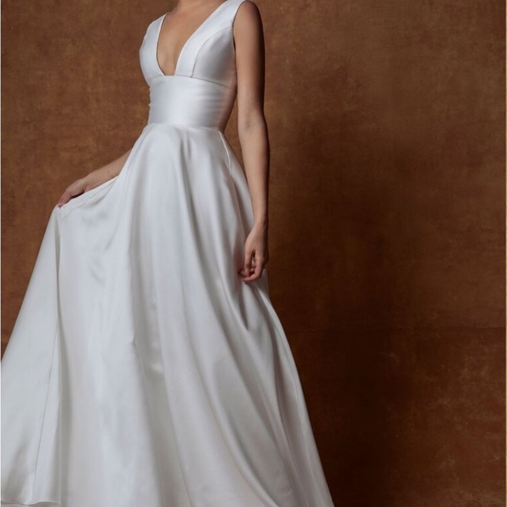 Sarah Seven Amara- Sleeveless Plunge Wedding Dress